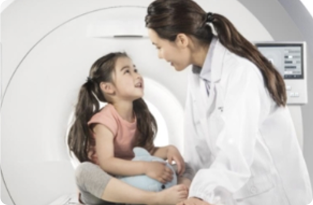 Doctor consulting with a child and parent at Zhuhai Chancheng Hospital